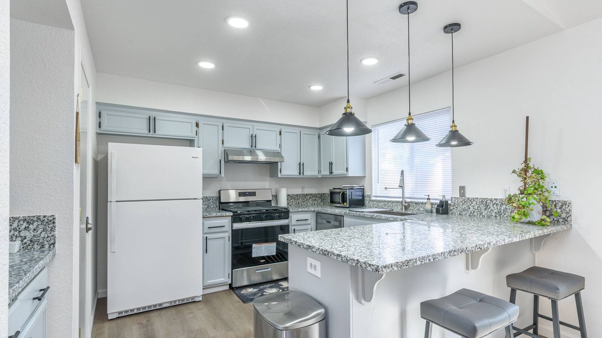 Merced House | 3BR Stylish Retreat en route to Yosemite, Centrally Located in Merced!
