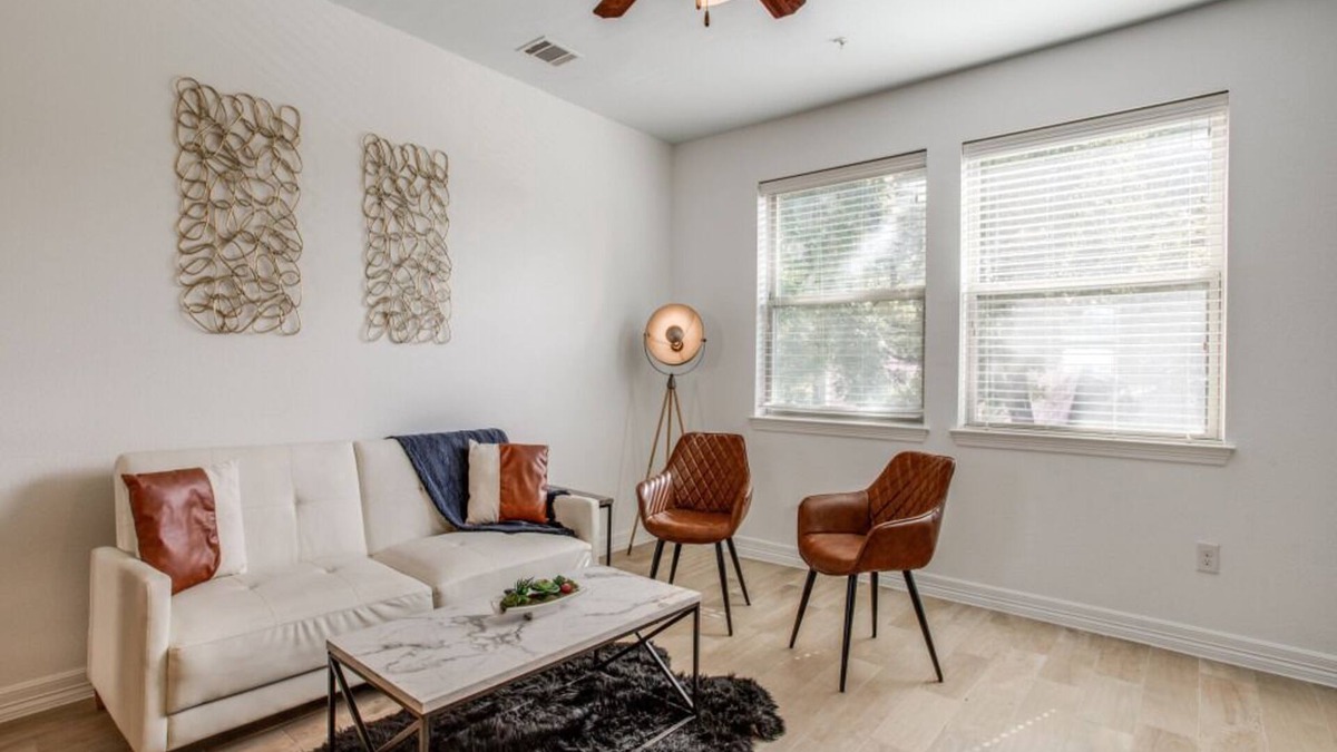 North University Apartment | 3BR Townhome Next to UT With Garage 8452