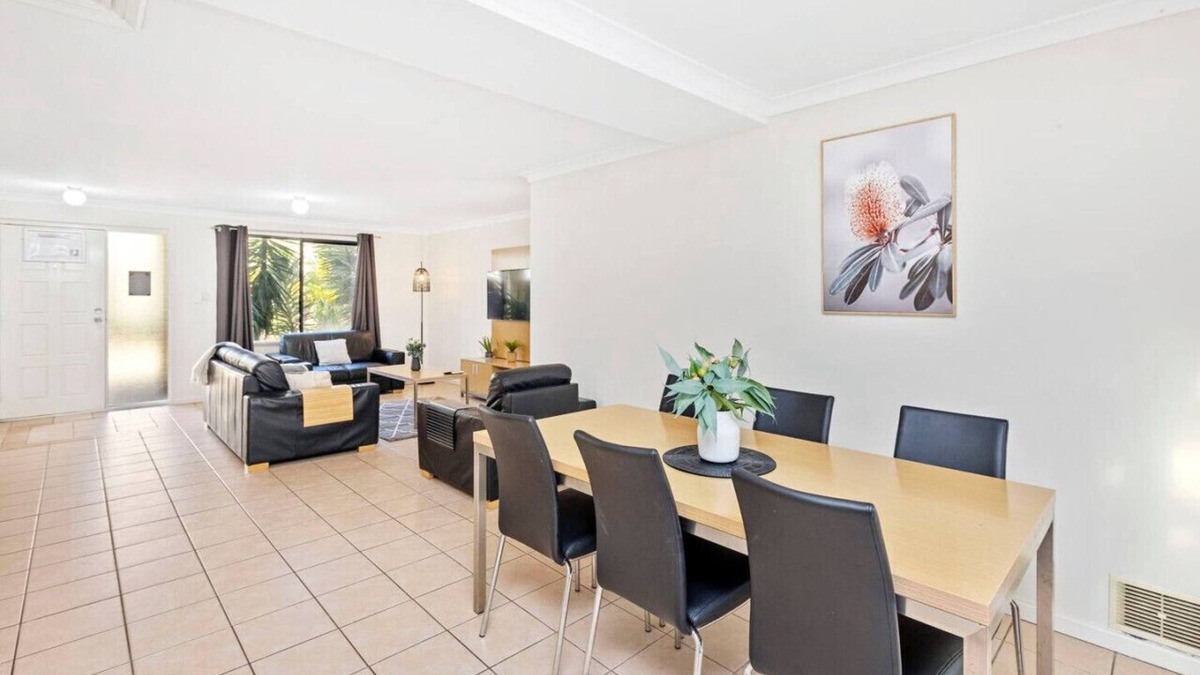 Belmont House | 3BR, townhouse in Belmont! 3.5km to airport.