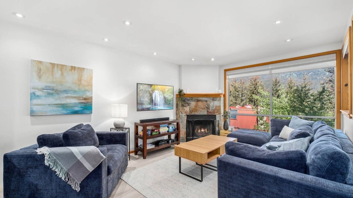 Whistler Creekside House | 3BR | Whistler Creek Ridge | Ski-in/out | Private Hot Tub | Wood Fire | Heated Flooring