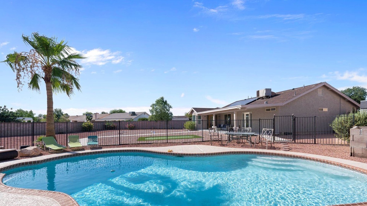 Glendale House | 3BR with Pool and Putting Green - 5 min away from Westgate/AZ Cardinals! Stadium