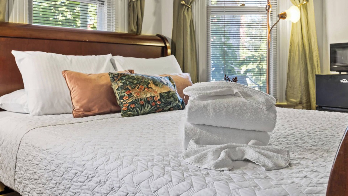 Clifton Apartment | 3BR Work-Friendly Lou Stay Near Bourbon Trail!