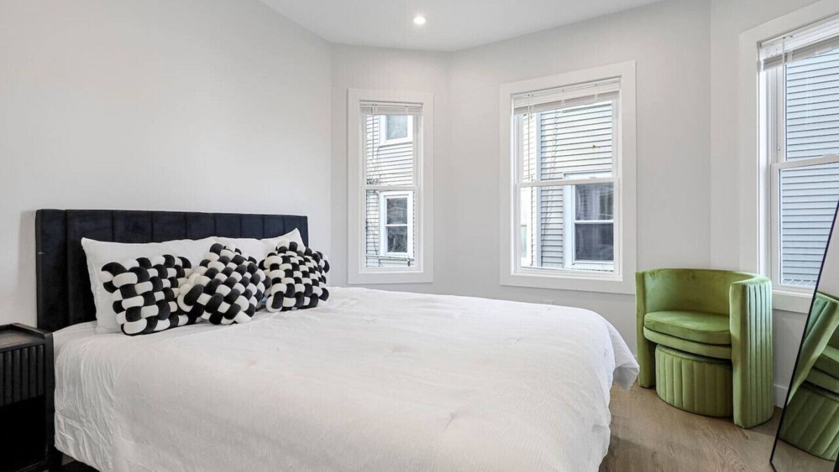 East Somerville Apartment | 3BR2Bth MIT/Harvard/TD Garden/BOS/3 Parking Spaces