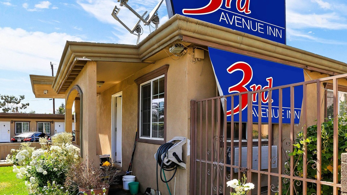 La Habra Hotel | 3rd Avenue Inn