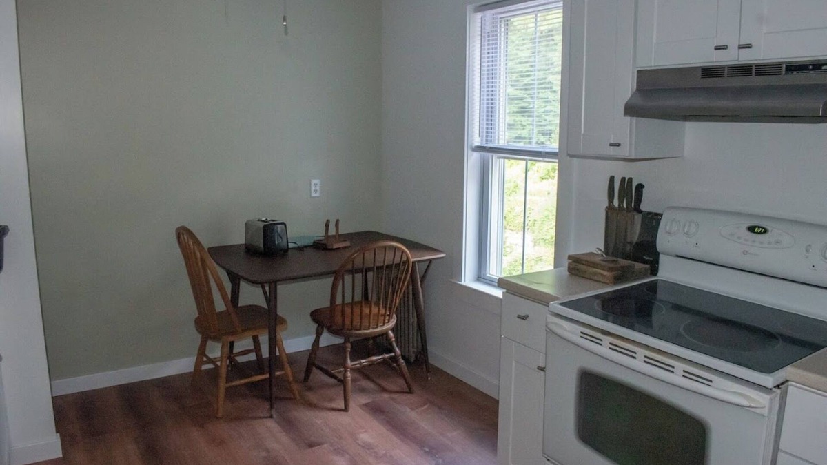 Ashfield Apartment | 3RD FLOOR APARTMENT FOR 30 DAYS OR LONGER STAYS ONLY