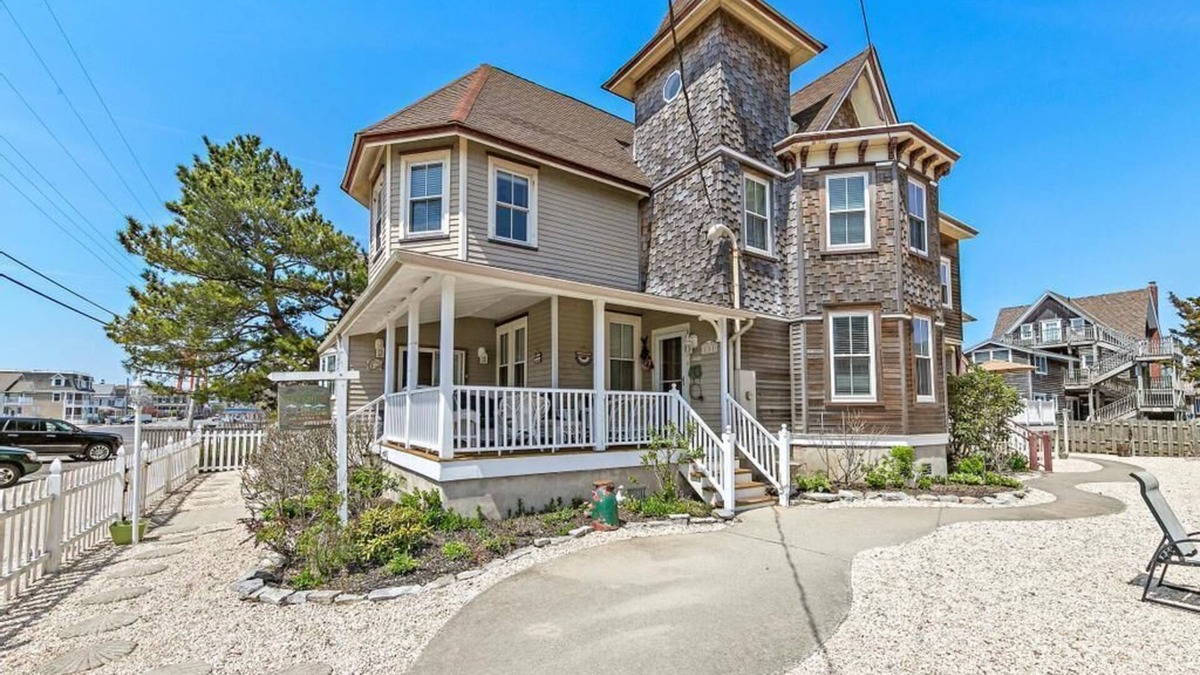 Beach Haven Apartment | *3rd to Beach*Available:Sept/Oct. *Clean*UPDTDVictorian*Across Veterans Park