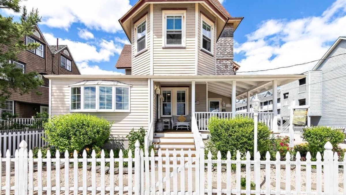 Beach Haven Apartment | 3rd to Beach*Beautiful,Victorian, covered Porch,heartof B.H,Across Veterans Prk