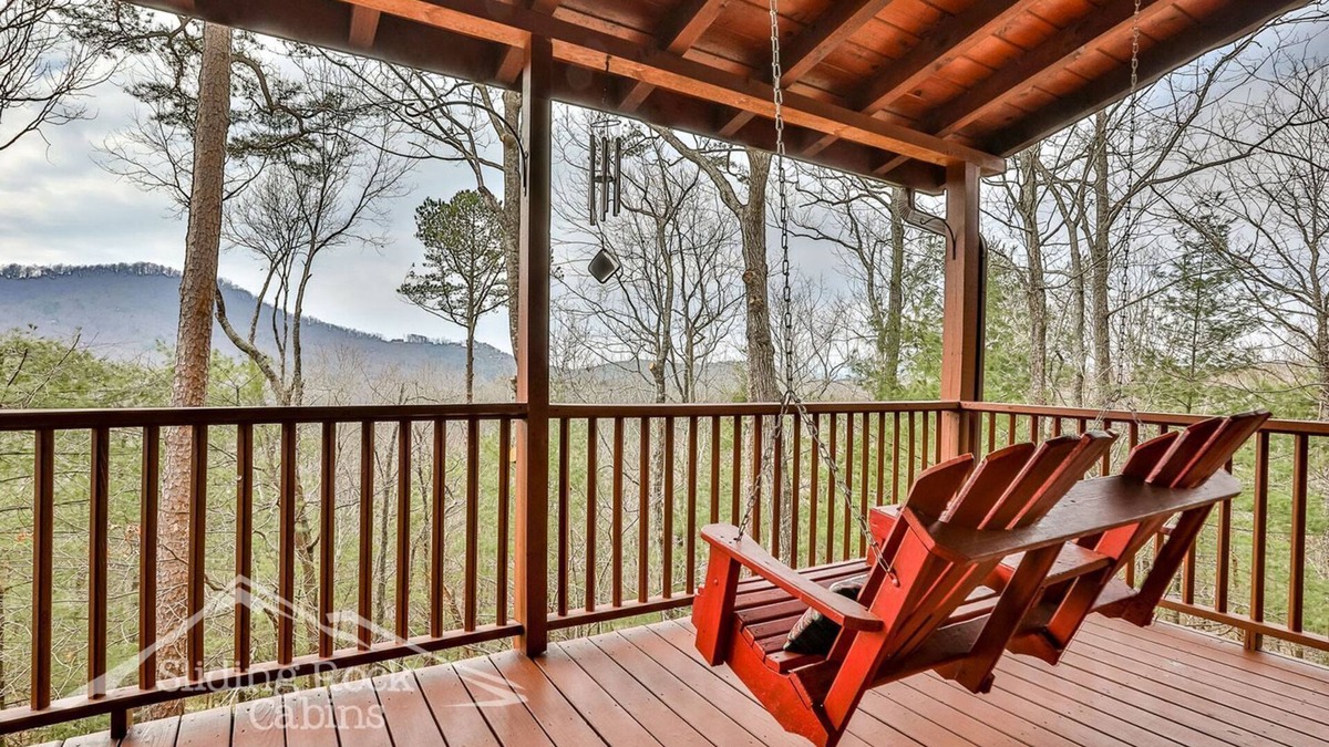 Walnut Mountain Cabin | 4/3.5 bath sleeps 8, pet friendly-fenced yard, WIFI, HOT TUB