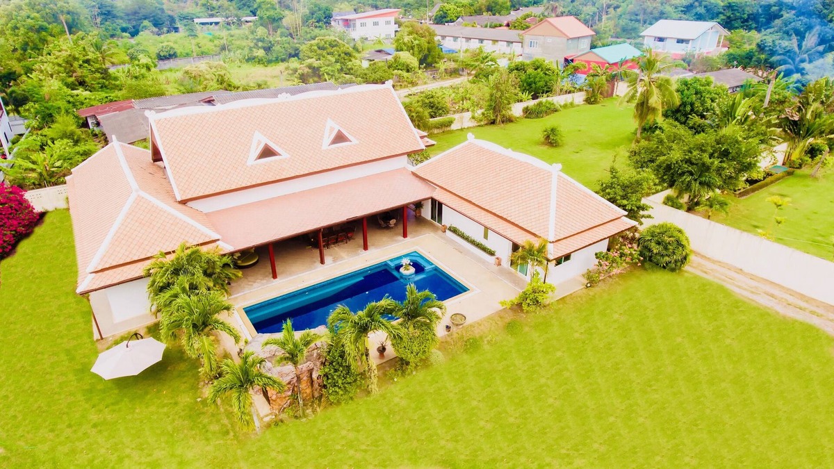 Nong Prue House | 4/5 BDR luxury Balinese villa with pool and jacuzzi