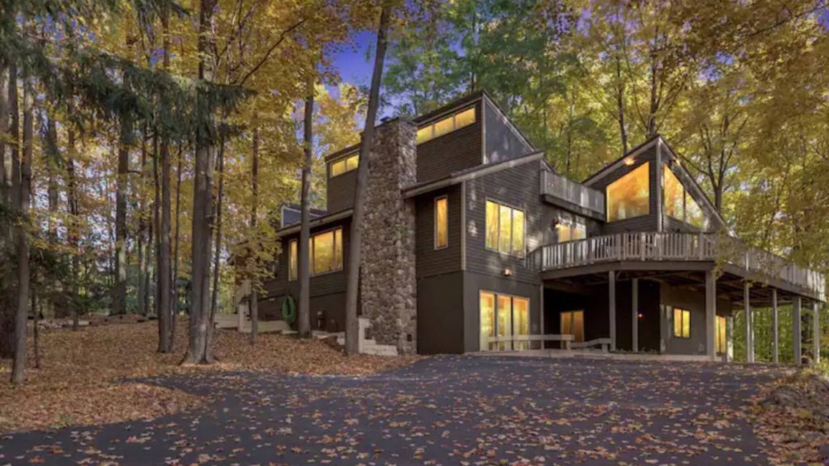 Bellaire House | 4,500 SQ FT Renovated Huge Group House Gaming Garage-Ski-Pool pass, Beach access