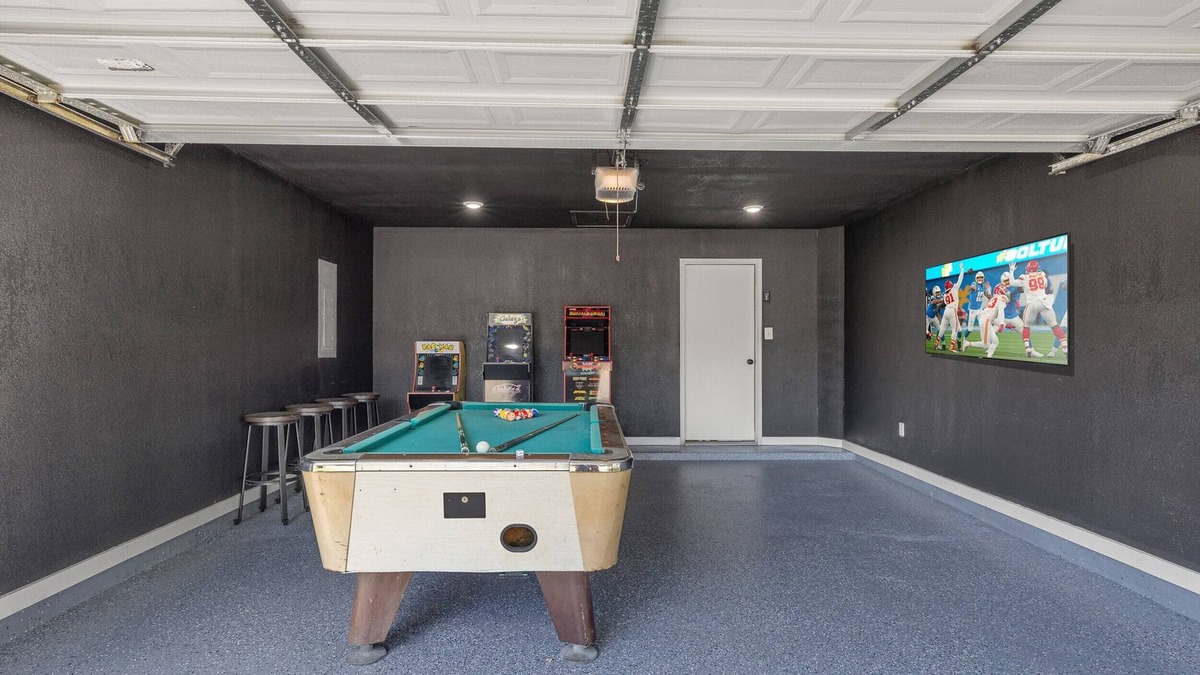 Wellborn House | 4.8 miles to Kyle Field, with game room!