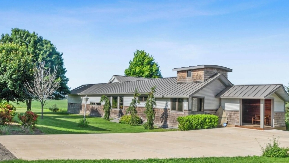 Zenda House | 4 Acres Retreat at Lake Geneva. Modern and Spacious - 5 Minutes to the Beach!