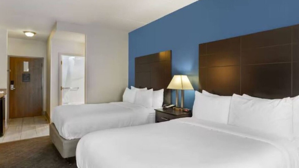 Mundelein Hotel | 4 Affordable Units Near Lakeview Beach & O'Hare | Free Breakfast Included