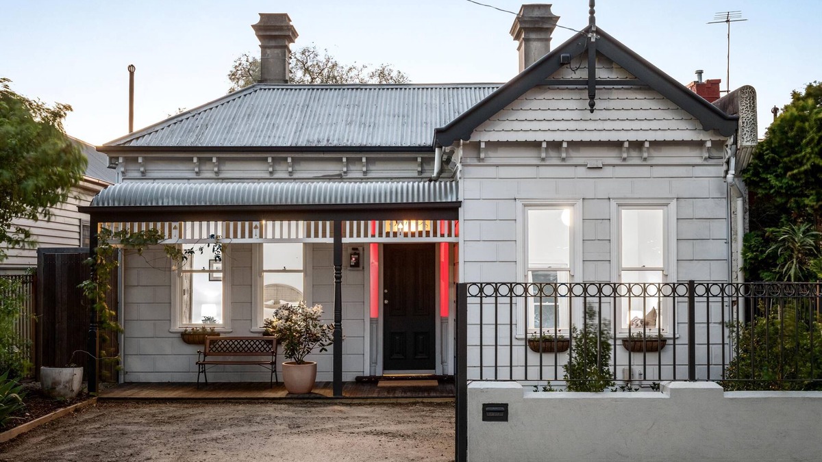 Northcote House | 4 b/r house in Westgarth/Northcote with huge garden 15 min to tennis.