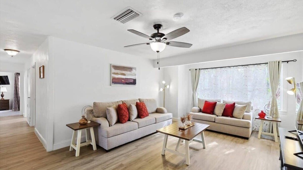 Weatherford House | 4-BD,2-BA Home Retreat, Laundry, Backyard