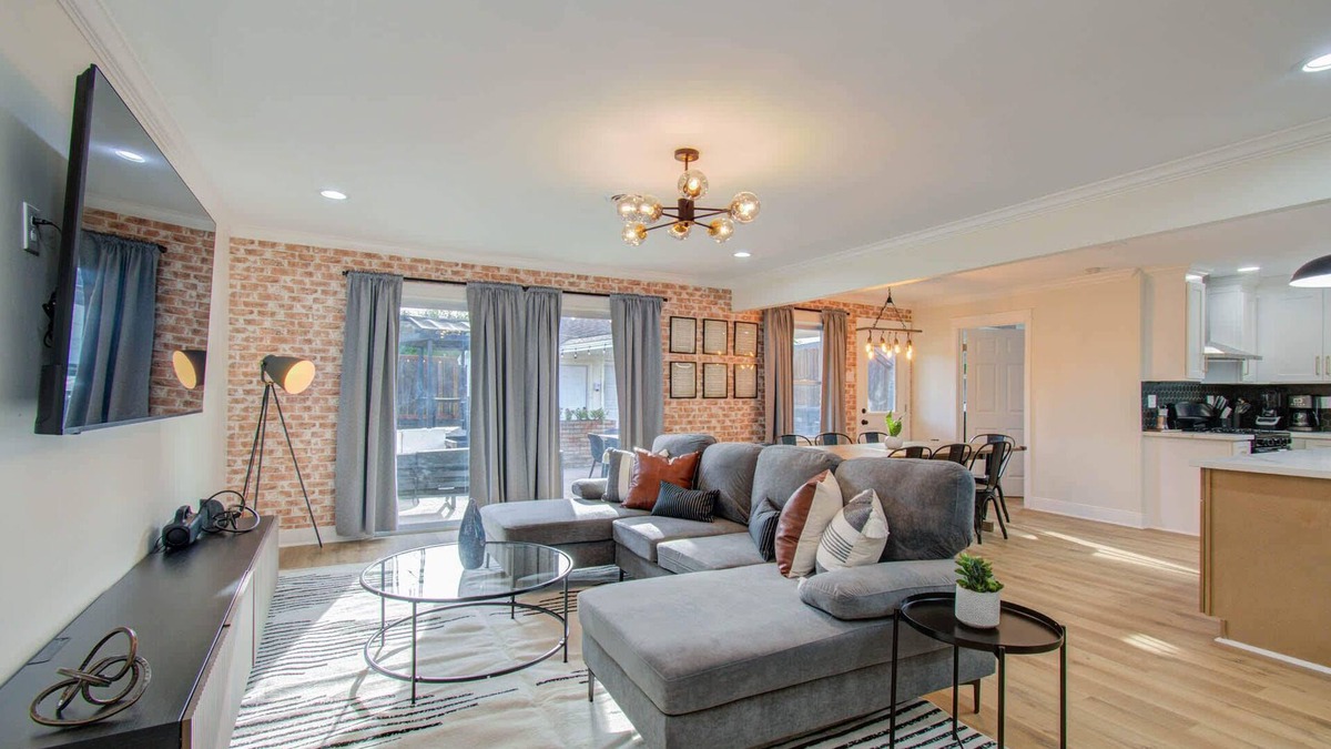Braeswood Place House | 4-BD Central Location w Pool, Patio, Firepit
