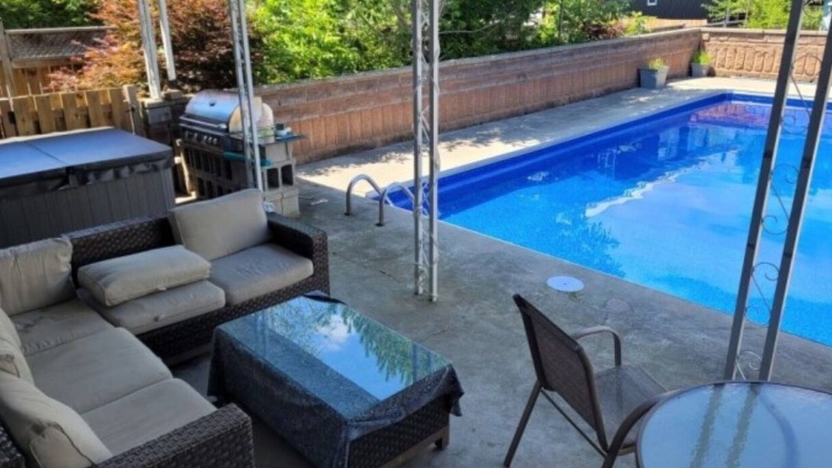 Port Stanley Cottage | 4+BDR Riverfront Retreat with Private Pool and Yard