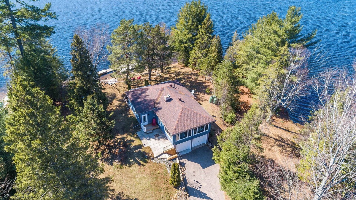 Faraday Cottage | 4-bdrm Family Cottage on Lake Paudash