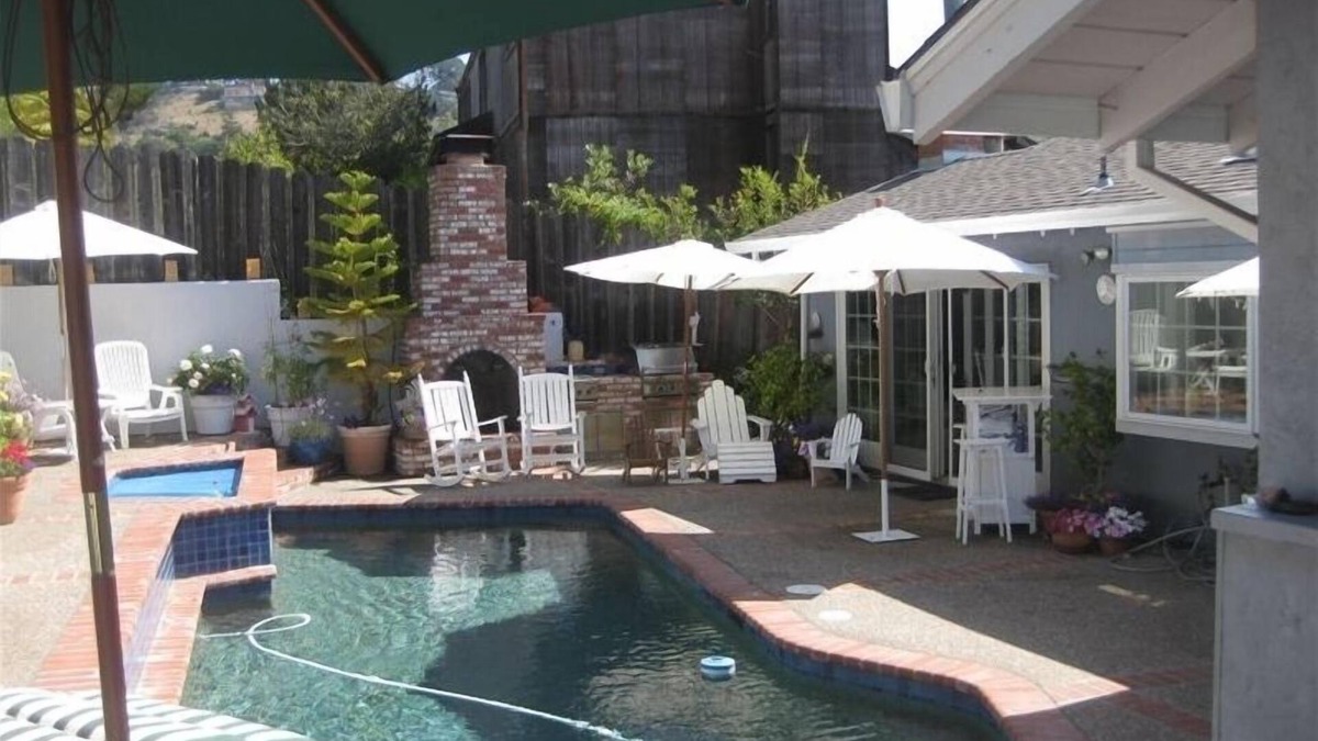 Tiburon House | 4 Bdrm Home- Great Outdoor Space-Perfect for Family Gatherings