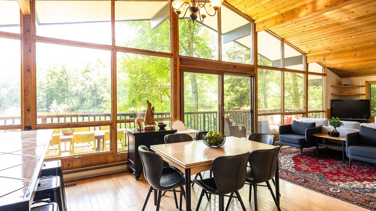 Eagle Lake Cottage | 4 Bdrm Lakefront Family Cottage near Sir Sam's