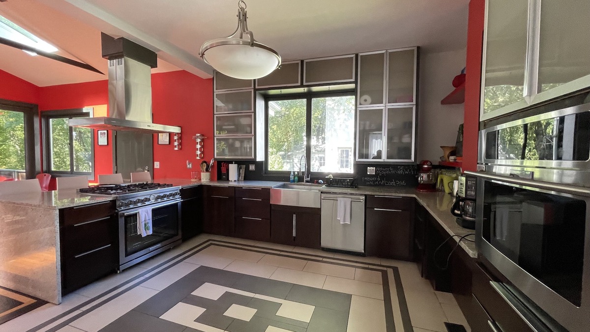 Troy House | 4 Bdrm Modern Victorian with Tree House and playground