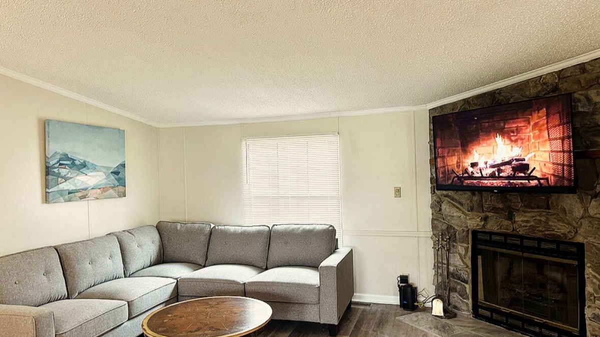 Geneva-on-the-Lake House | 4 BDRM Villa Sleeps 14 in the Heart of Geneva on the Lake