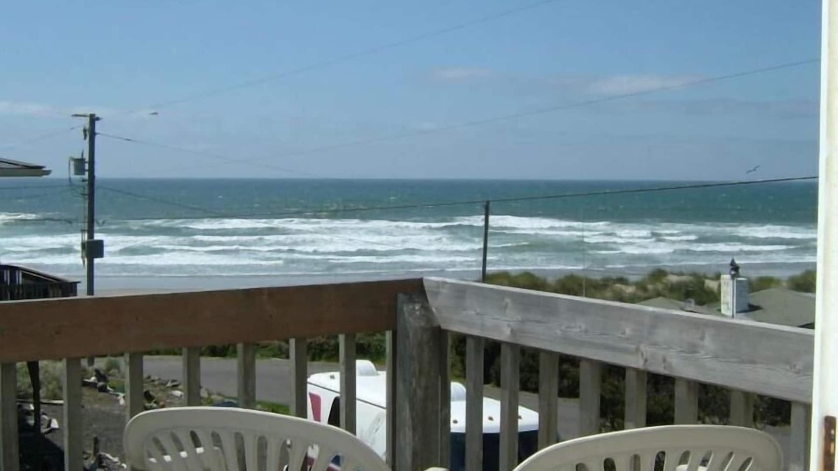 Florence House | 4 Bed, 2 Bath, Dog friendly, beach views- Sand Dollar Shores
