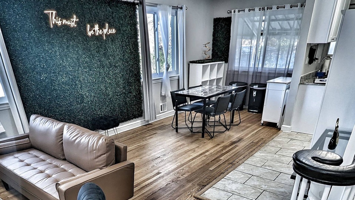 Southeast House | 4 Bed 2 Bath - Just over 1/2 Mile to Metro! Plenty of Parking!
