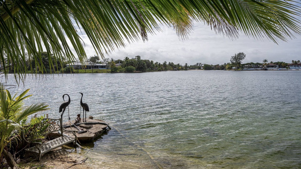 Cutler Bay Apartment | 4 BED & 2 BATH Lakefront Duplex w/ Pool in between Downtown Miami & Florida Keys