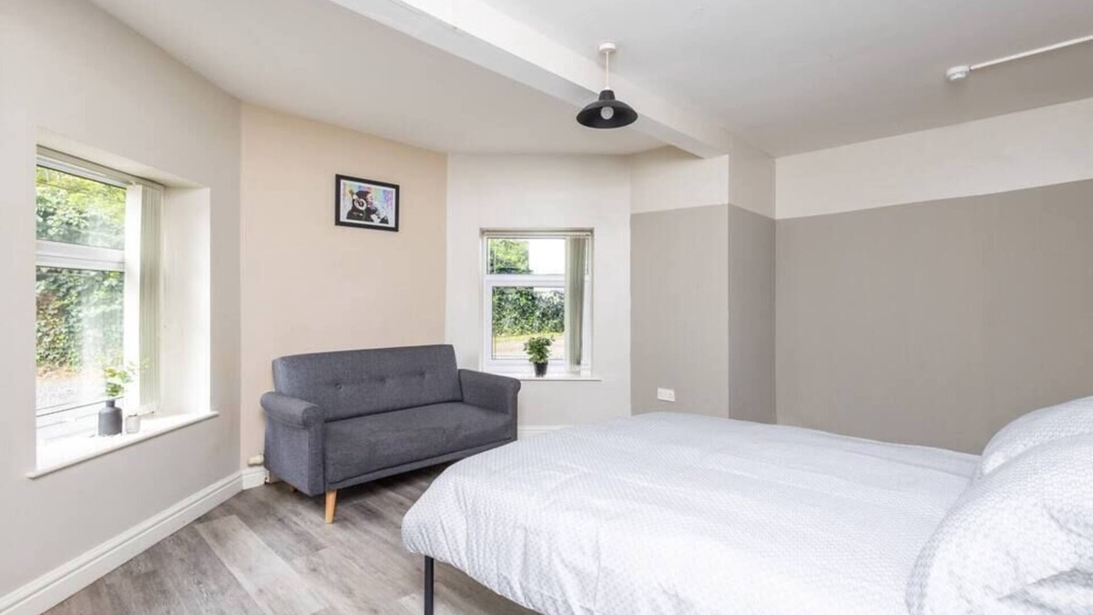 Wakefield Apartment | 4 Bed 2 Bath Near City Centre - Free Parking | Free WiFi | Self Check-in