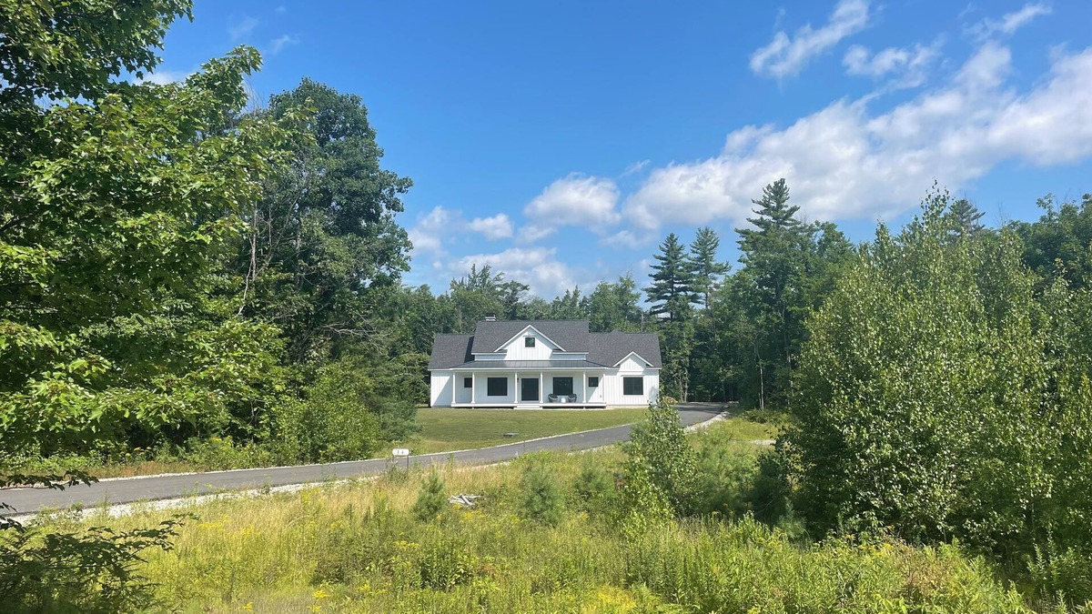 North Conway House | 4 bed, 3.5 bath house with a 3 car garage, steam shower and fireplace! NO PETS!