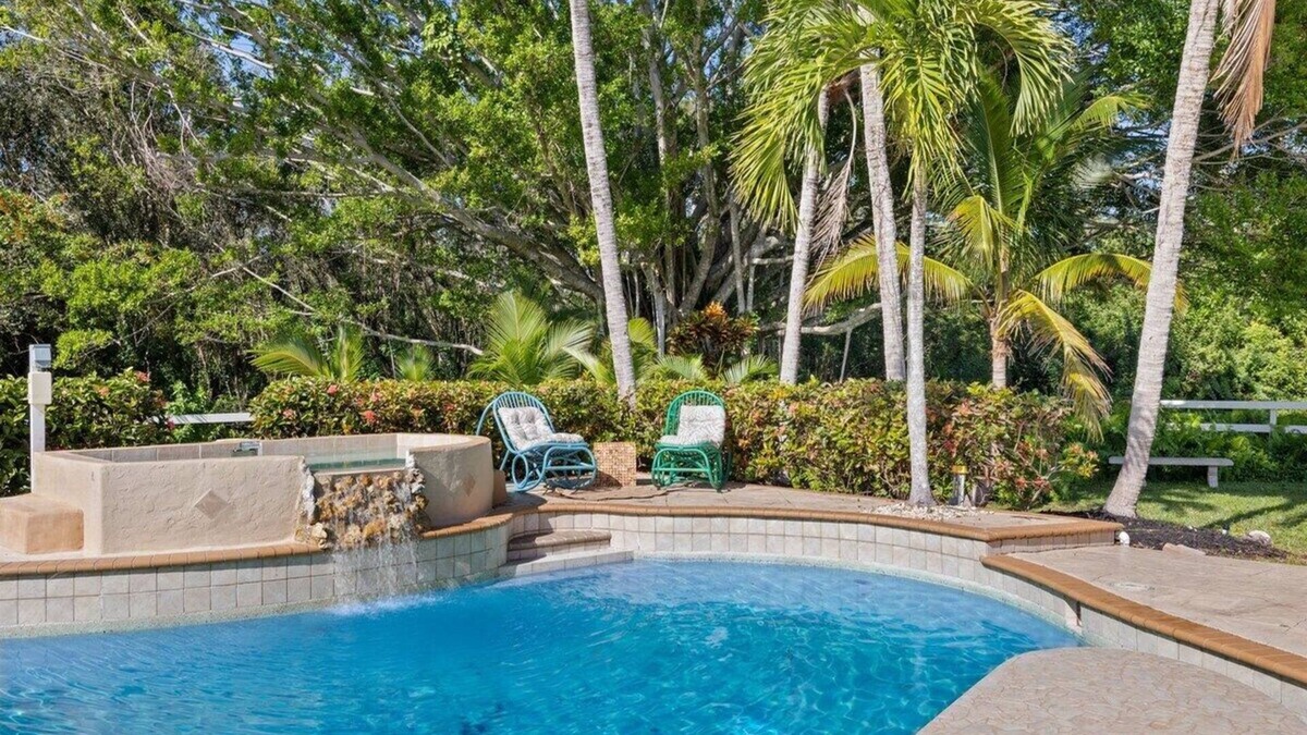 Biggar House | 4-Bed 4 bath 2 kitchens - Pool, Lanai, BBQ