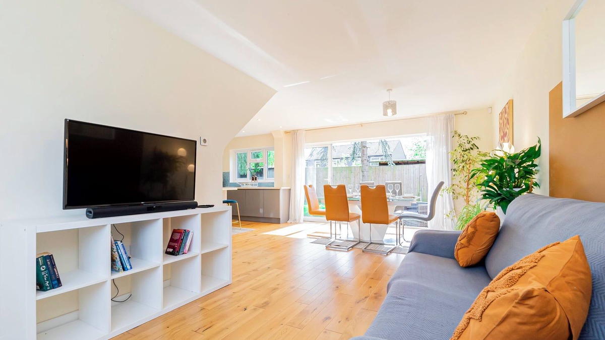 New Forest District House | 4-Bed Haven in Fawley – Ideal for extended stays, work trips, or family getaways. Spacious, fully furnished, and well-equipped for comfort and convenience. Your perfect home away from home.
