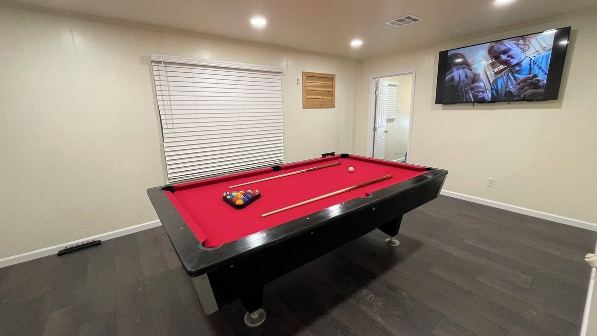 Medical Center District House | 4 Bed Heart of Med Center Pool table TV in bedroom