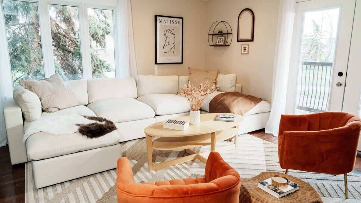 Kensington House | 4 Bed Home Along River Near DT, AC, Hot Tub