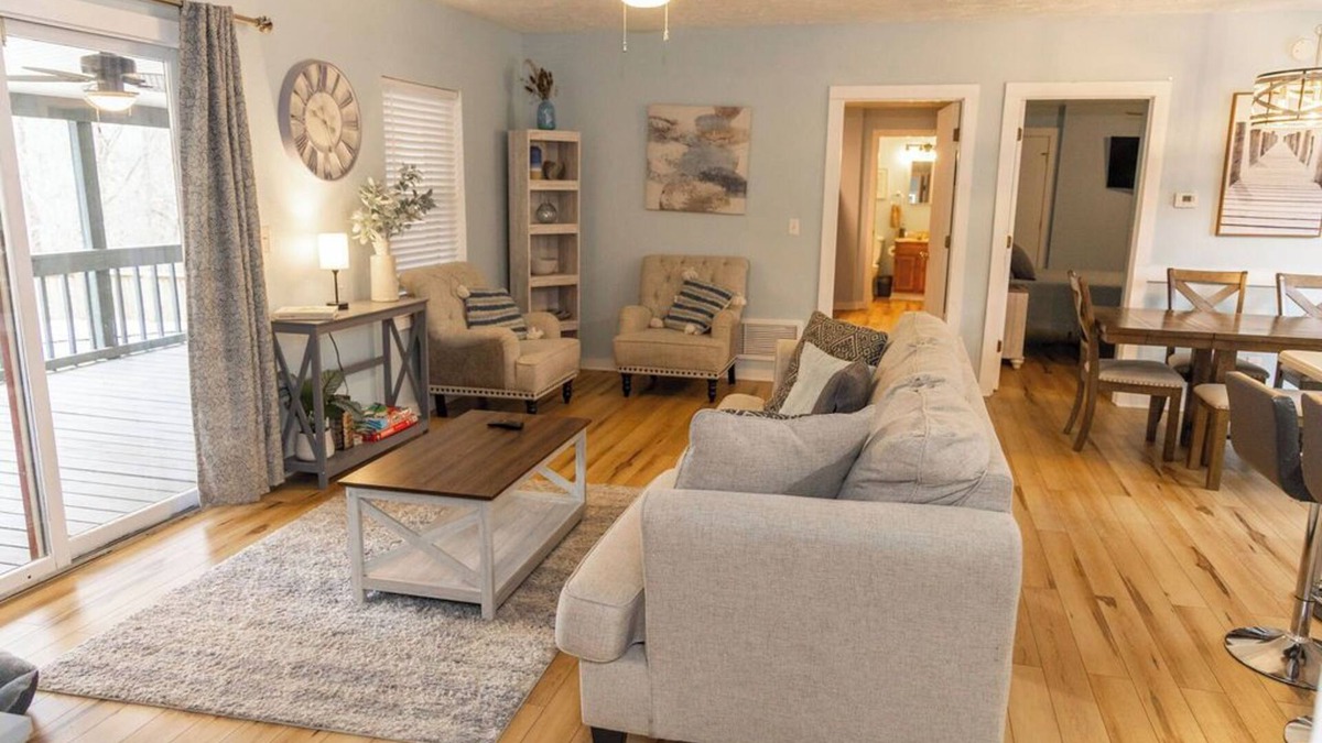 Bloomington House | 4 Bed | Hot Tub | Close to IU | Pet Friendly