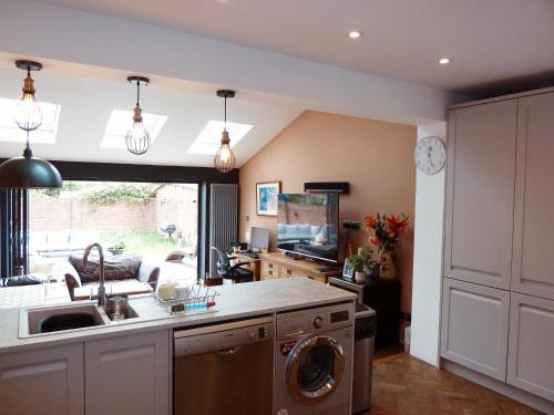 Whitton House | 4 bed house close to Allianz Stadium, LHR and London 20mins away