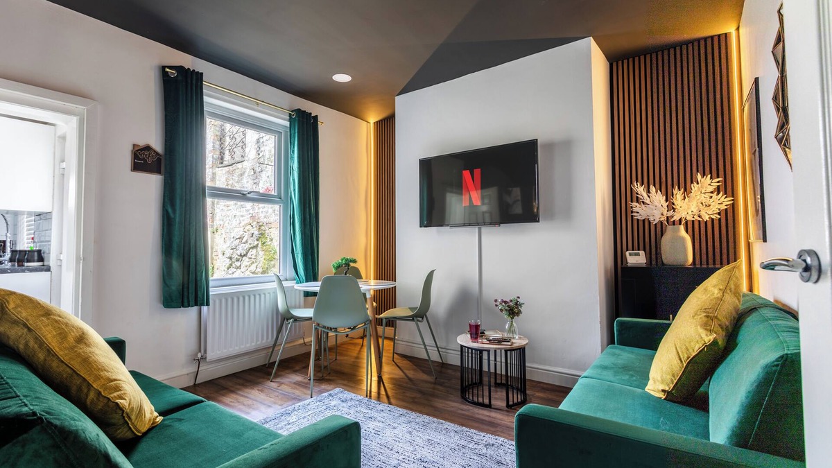 Preston House | 4 Bed House Contractor & Leisure: luxurious home nestled in the heart of Preston