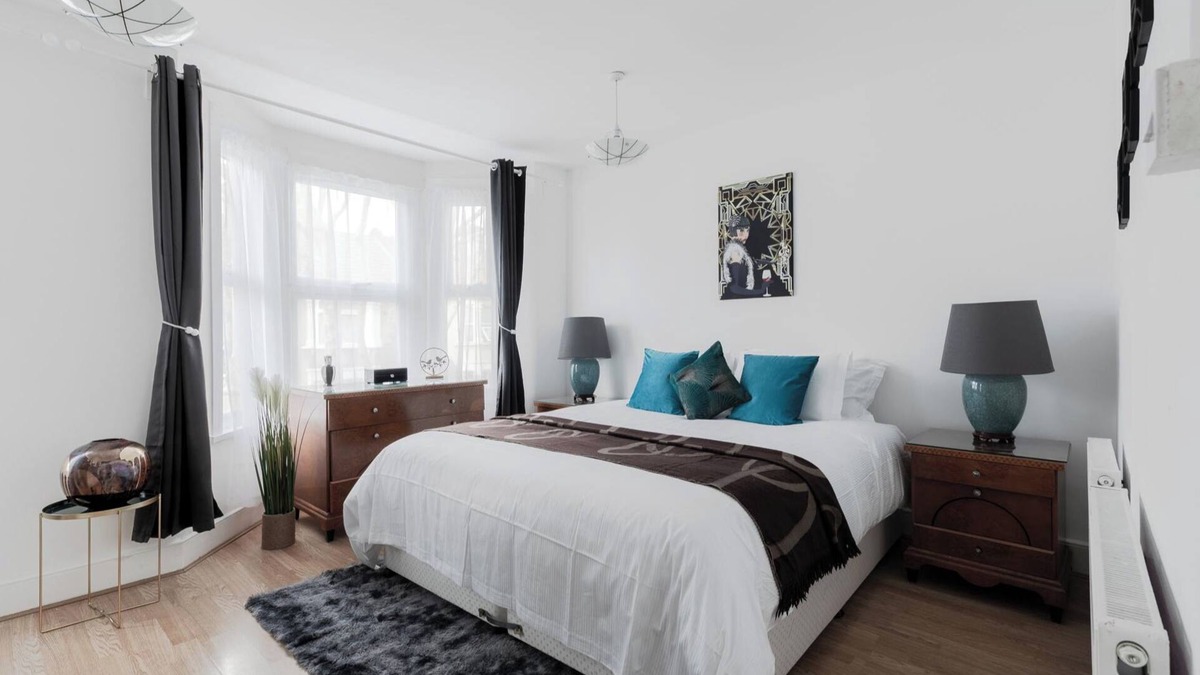 Plaistow South House | 4 Bed House - Sleeps 8 - Garden, Pets, Wifi