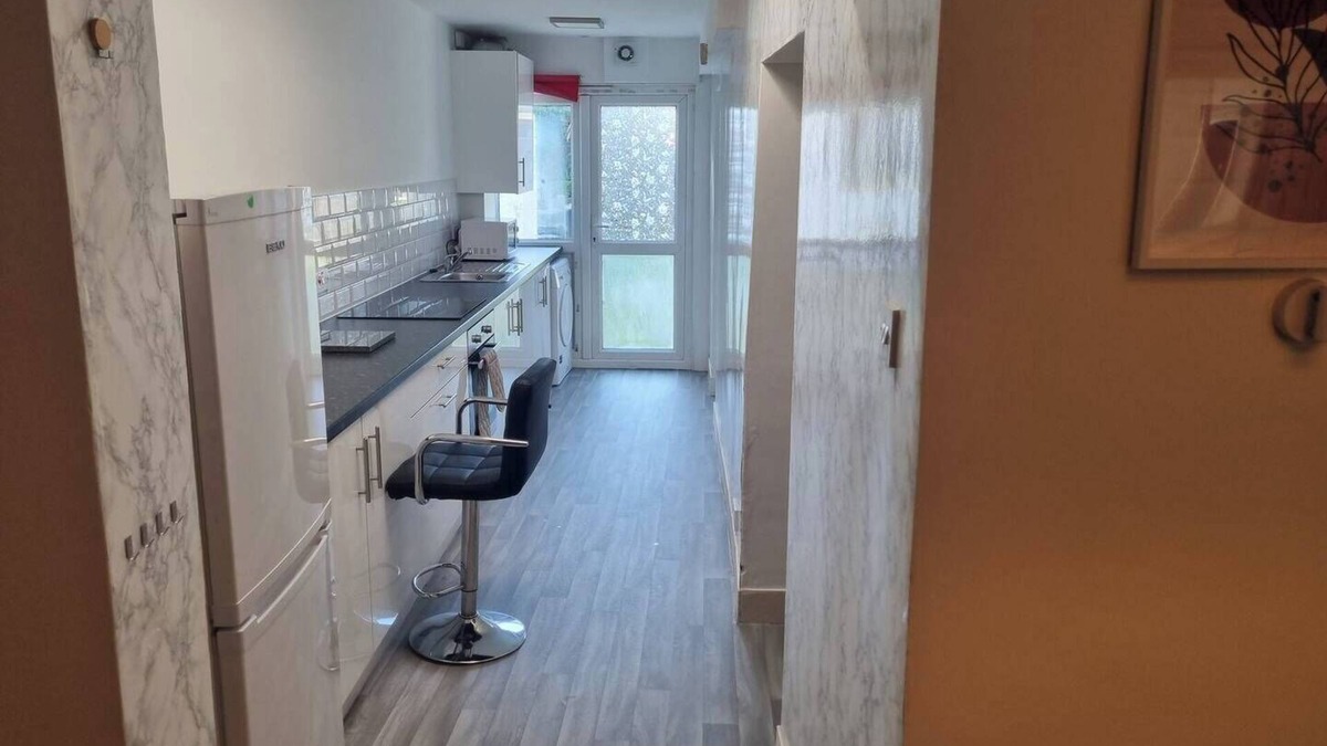 Gillingham House | 4 Bed House - Sleeps 8 - Parking - Wifi