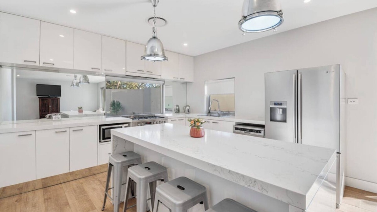 Wamberal House | 4 bed house with a pool, sauna, jacuzzi, pool & cinema room,2 min from the beach