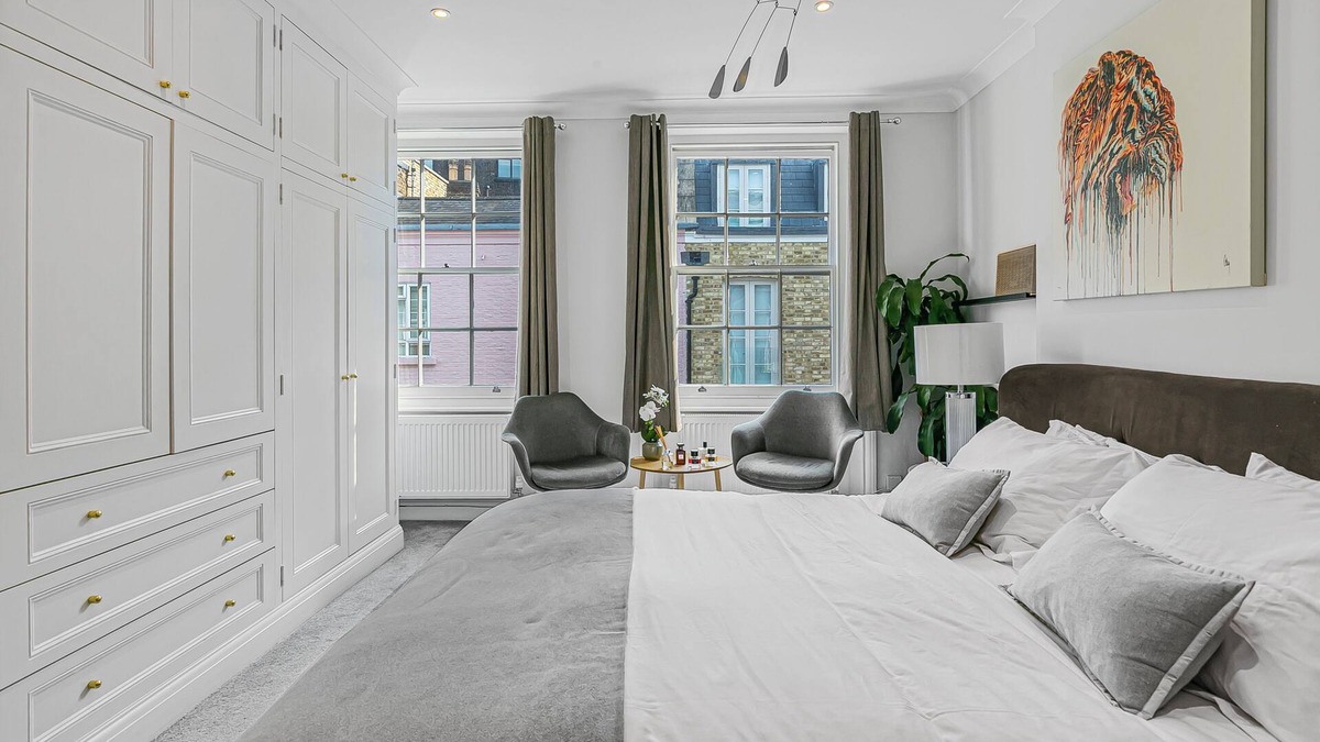 Brompton & Hans Town House | 4 Bed House with Gym - Hot Tub - Roof Terrace - Cinema Projector - Sleeps 8