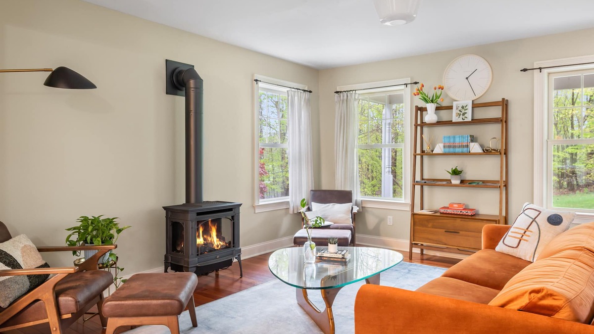 Wallkill House | 4 Bed House with Hot Tub Near Hiking + Wineries