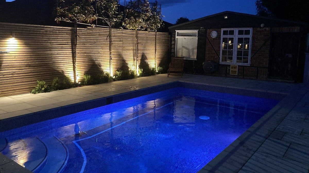 Cowes Cabin | 4 bed lodge with heated pool + 2 bed annex
