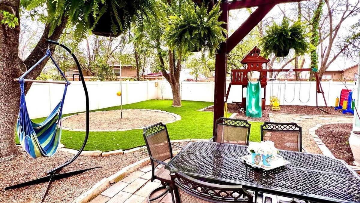 New Braunfels House | 4 Bed + Loft, Secret room, Hot Tub, backyard games