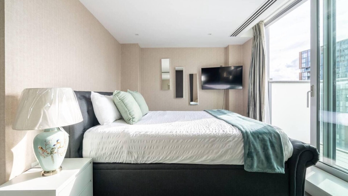 Canary Wharf Apartment | 4 Bed Penthouse - Sleeps 10 - Parking - Smoking