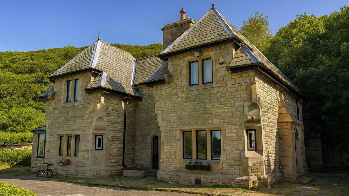 Bolton House | 4 Bed Retreat-Sleeps 7-Parking-Garden-Lake Views
