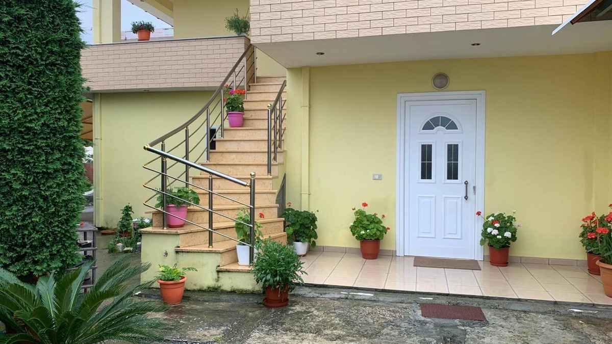 Fier Villa | 4 Bed Villa - Sleeps 9 - Pets - Garden - Parking