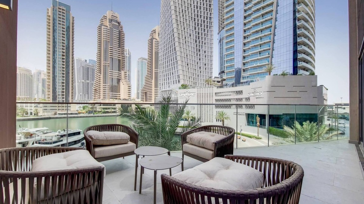 Dubai Marina Villa | 4 bed villa with marina views in Jumeirah hotel.