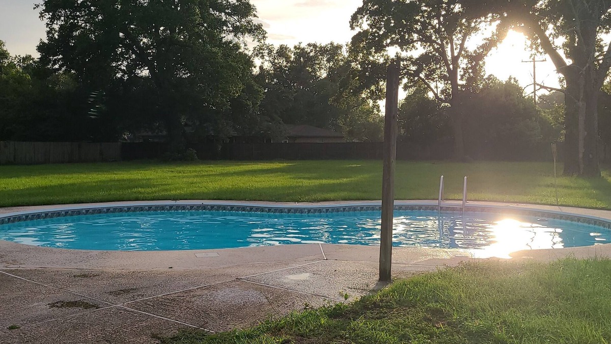 Orange Park House | 4 bedroom, 1 acre, pool, 4 min to hospital & medical
